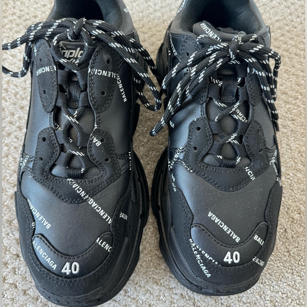 Great Condition Balenciaga Black Logo Triple S Sneakers - Picture 2 of 6